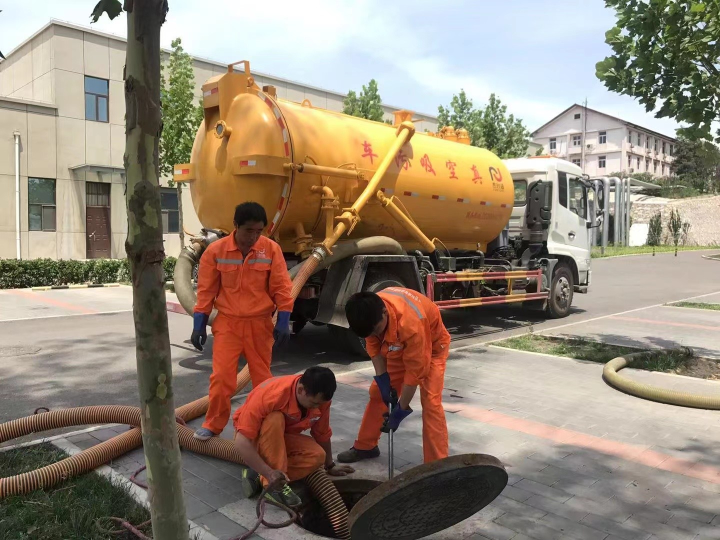 泽普管道疏通车停在窨井附近