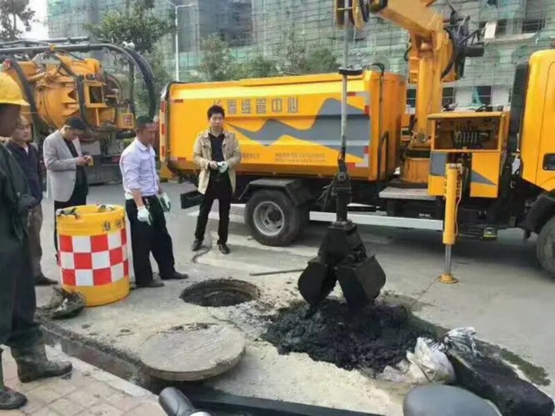 泽普街道：网格员化身“清道夫”，为民解忧疏通“堵心”化粪池
