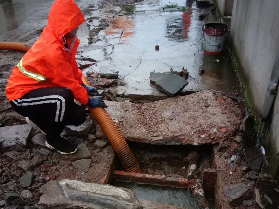 泽普专业清理污水池 炜誉市政以规范流程守护城市 “肠道”